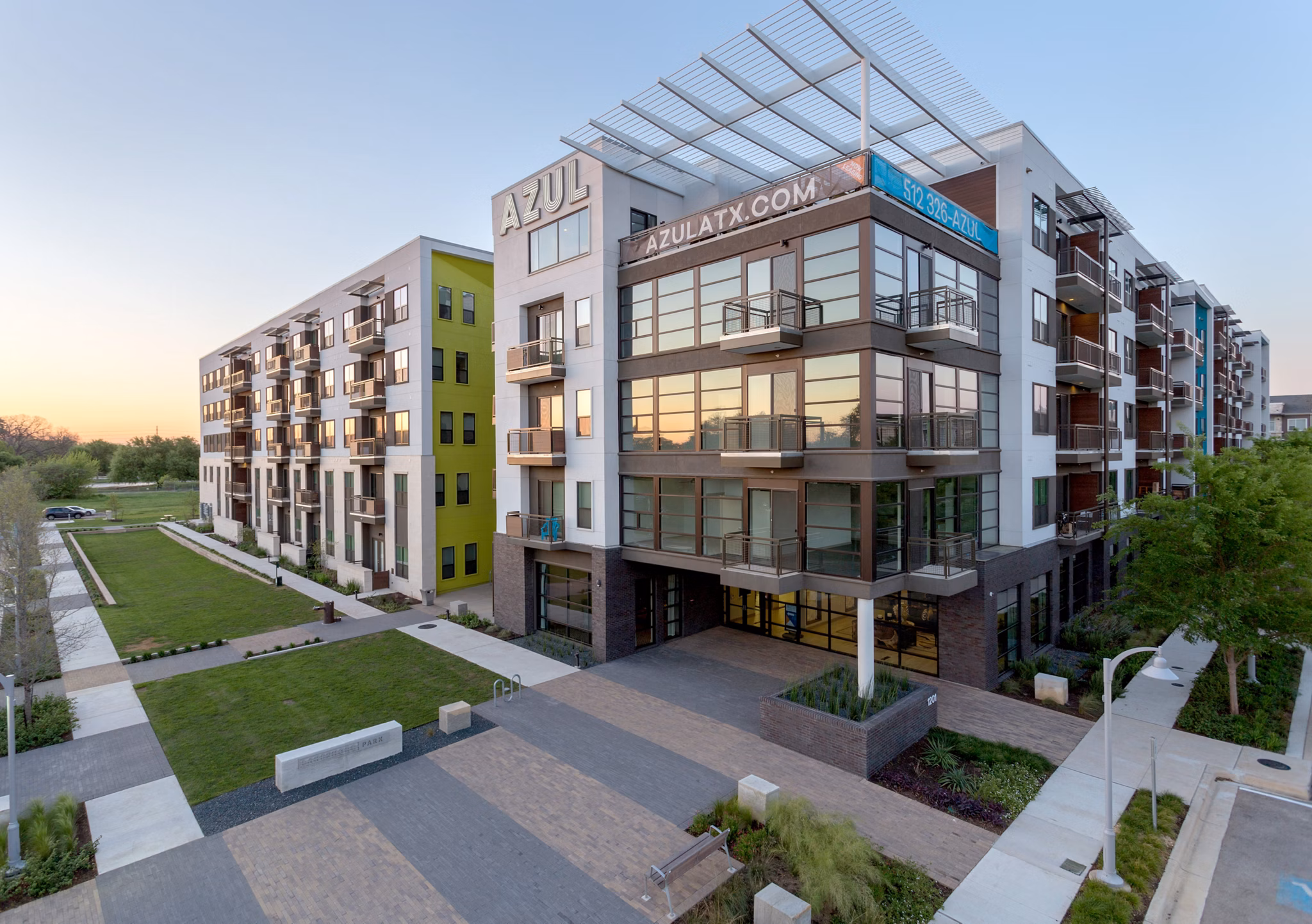 Azul Lakeshore Apartments: Elegant waterfront apartments with lush landscaping in Austin