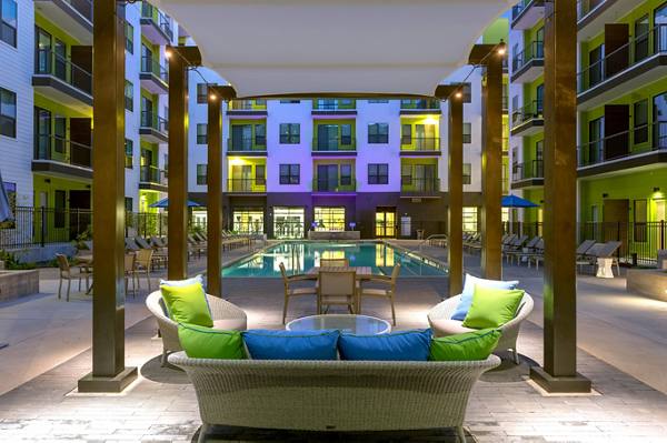 pool at Azul Lakeshore Apartments