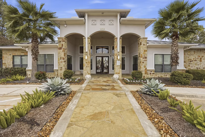 exterior at Savannah Oaks Apartments