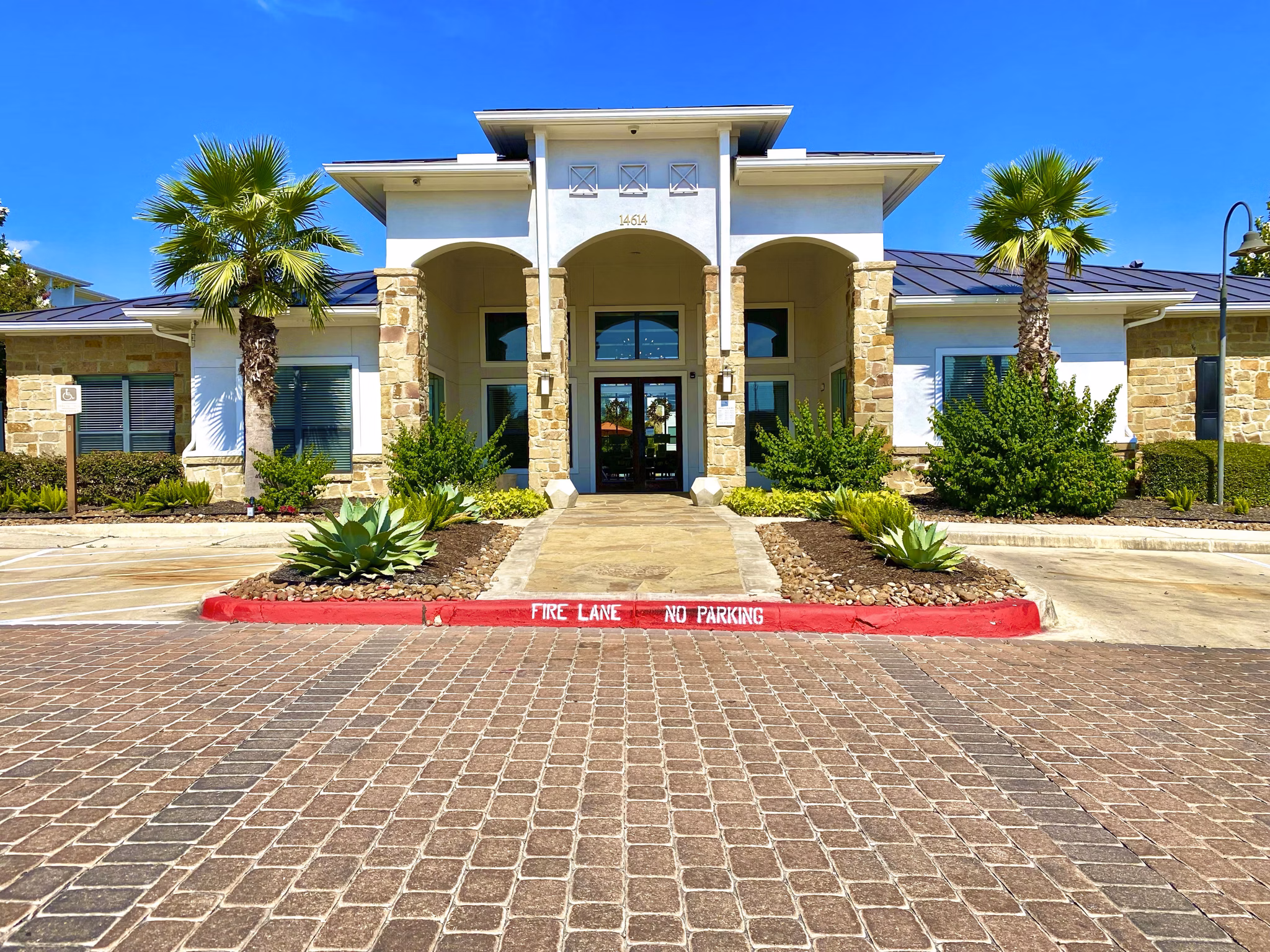 exterior at Savannah Oaks Apartments