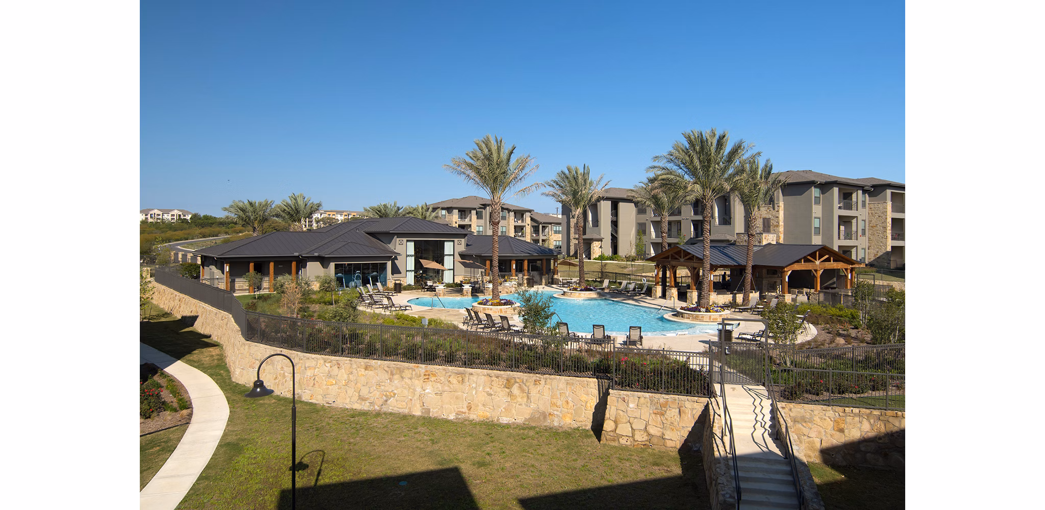 courtyard at Savannah Oaks Apartments