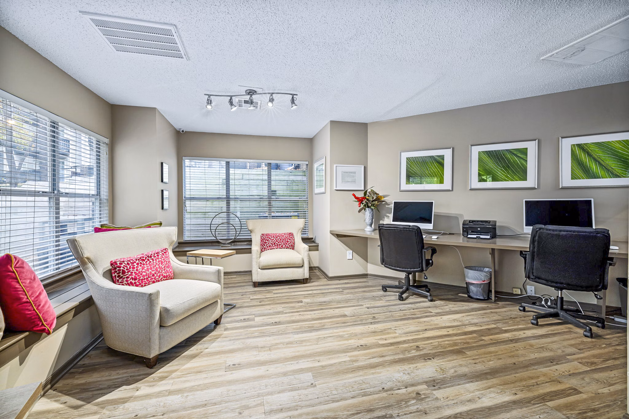 Clubhouse business center with modern seating and workstations at Hamilton Ridge Apartments Perfect space for residents' work and meetings