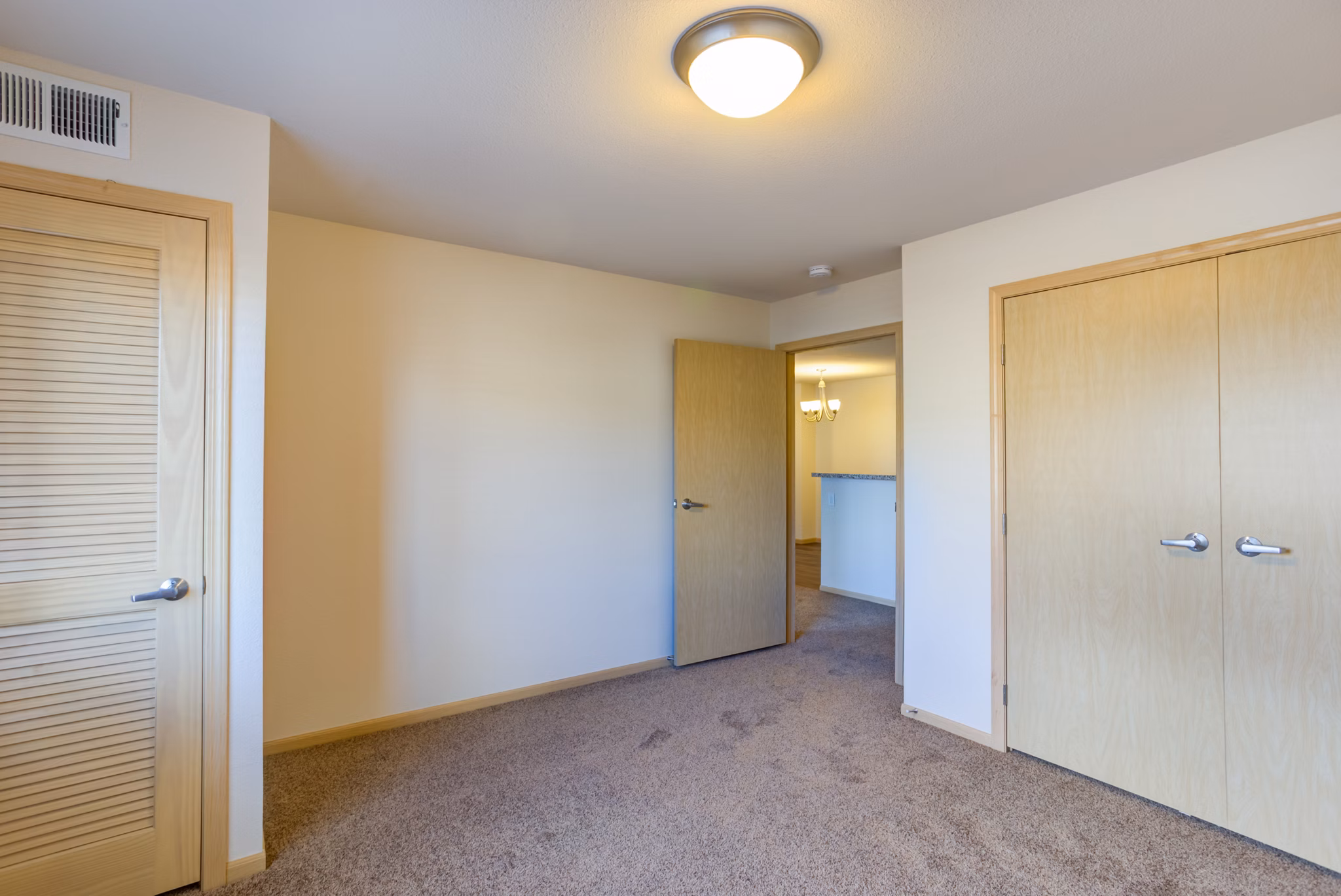 Eagles Landing Apartments: Cozy bedroom with modern furnishings
