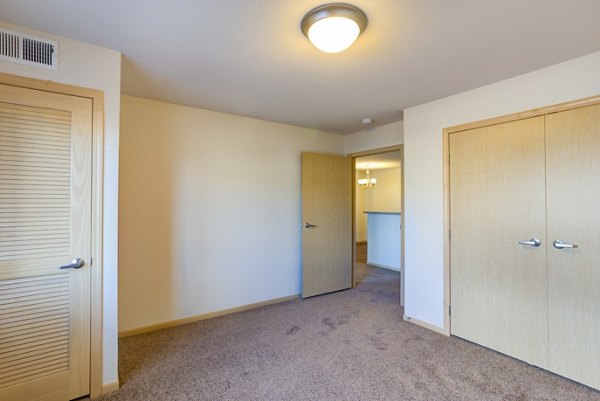 Eagles Landing Apartments: Cozy bedroom with modern furnishings