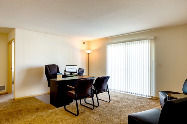 living room at Eagles Landing Apartments