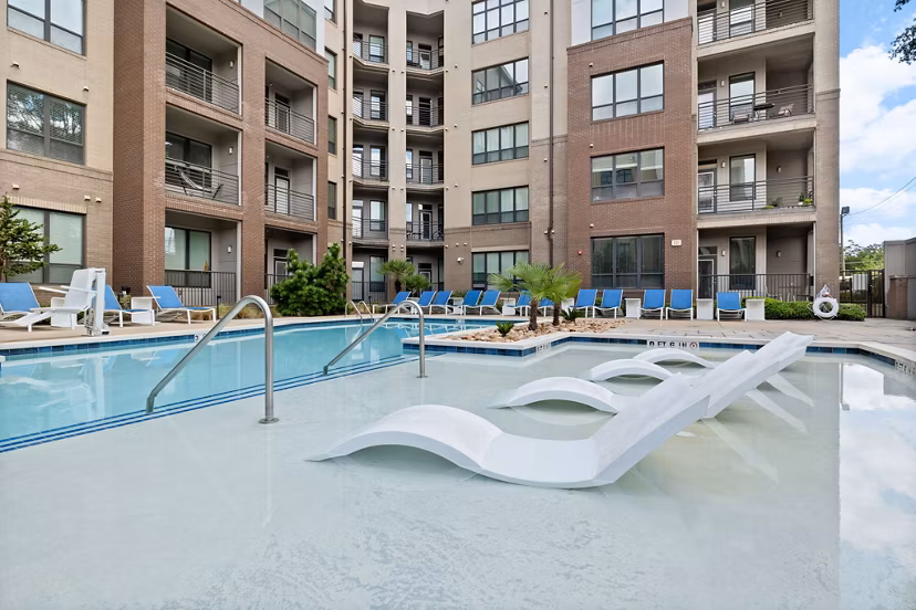 pool at 810 NINTH Apartments
