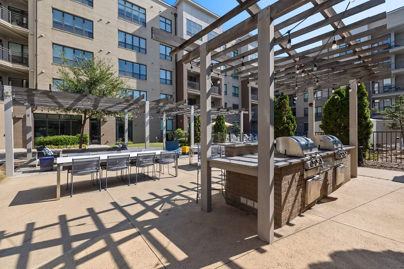 grill area at 810 NINTH Apartments