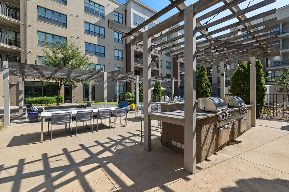 grill area at 810 NINTH Apartments