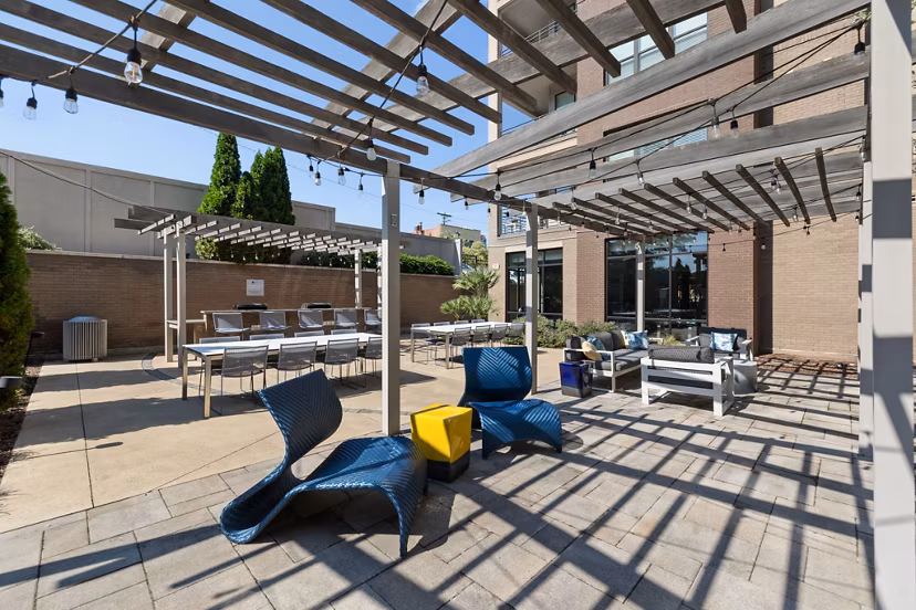 grill area at 810 NINTH Apartments