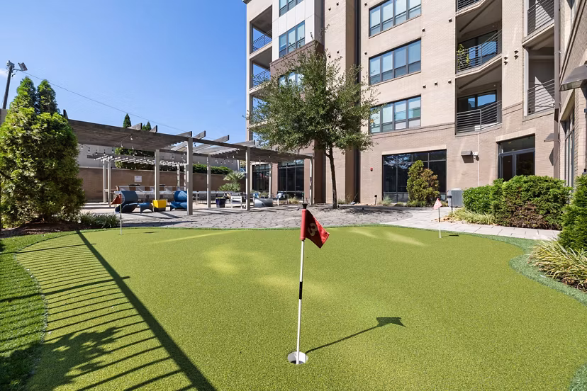grill area at 810 NINTH Apartments