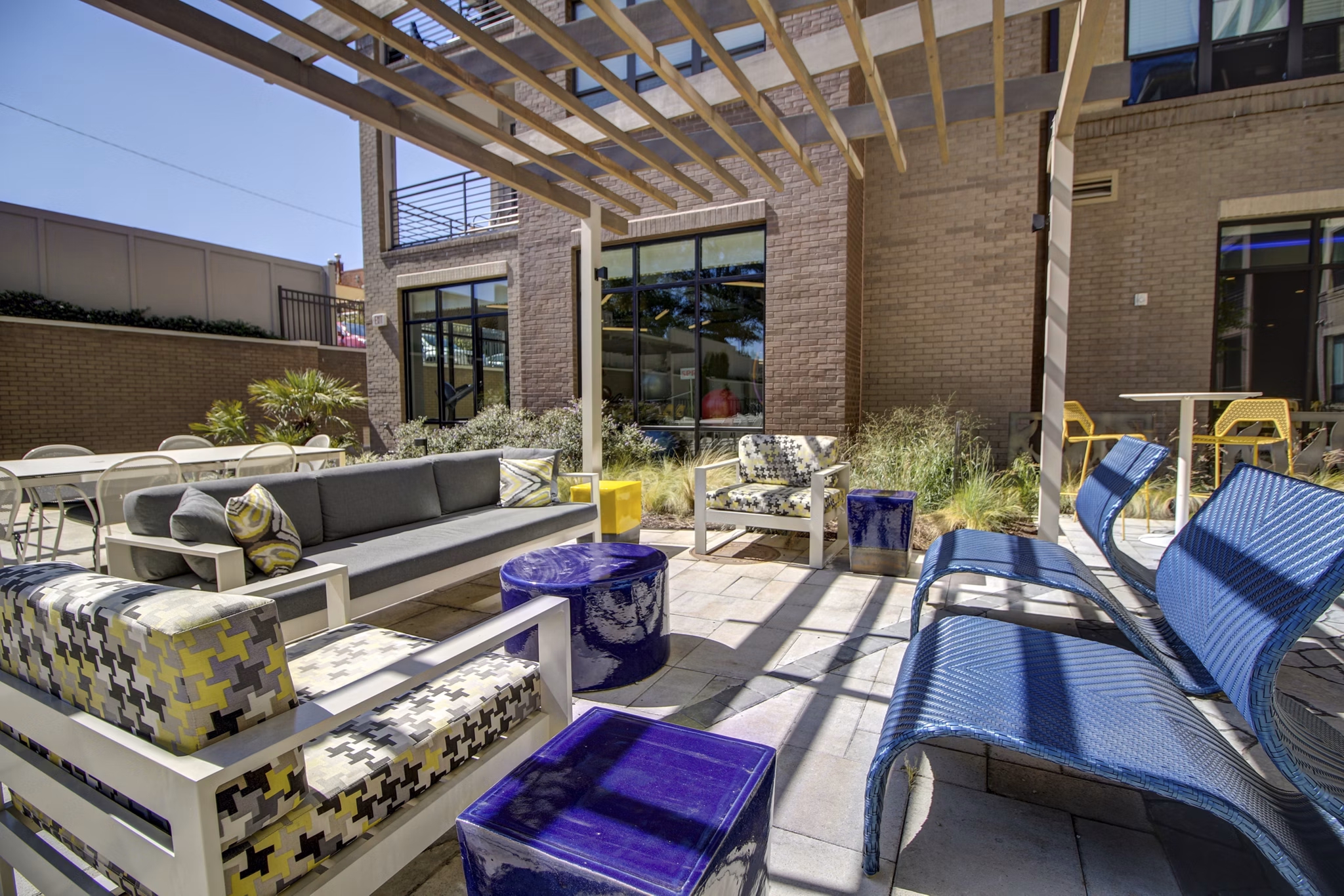 Courtyard lounge with modern seating and lush greenery at 810 NINTH Apartments