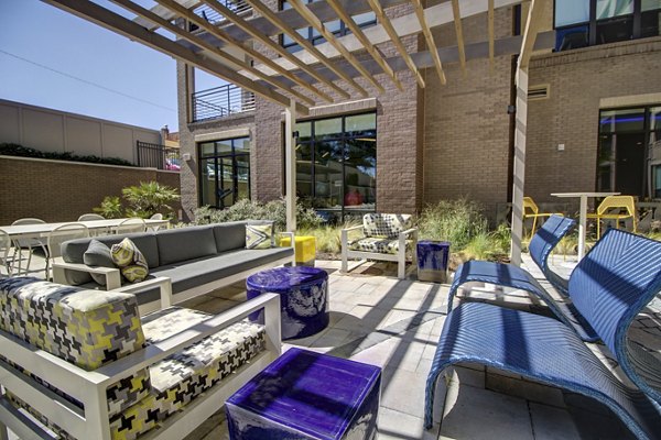Courtyard lounge with modern seating and lush greenery at 810 NINTH Apartments