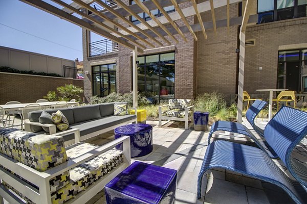 courtyard at 810 NINTH Apartments