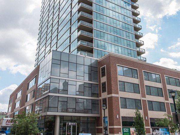 2116 Chestnut Apartments: Luxurious view of high-rise apartments in Philadelphia