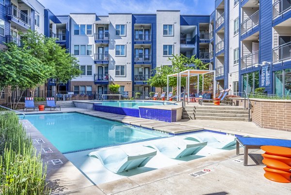 pool at Sur512 Apartments