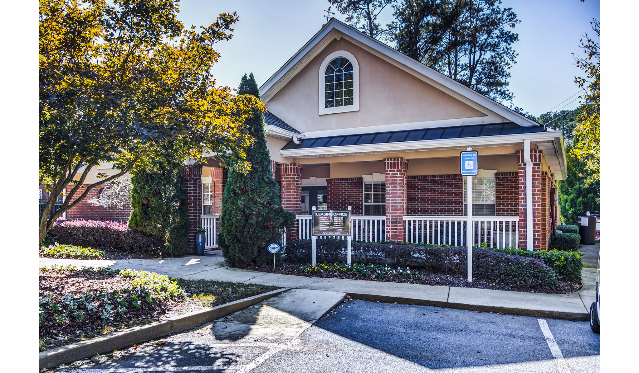 Contemporary clubhouse and leasing office at Avana Kennesaw Apartments offering luxury amenities