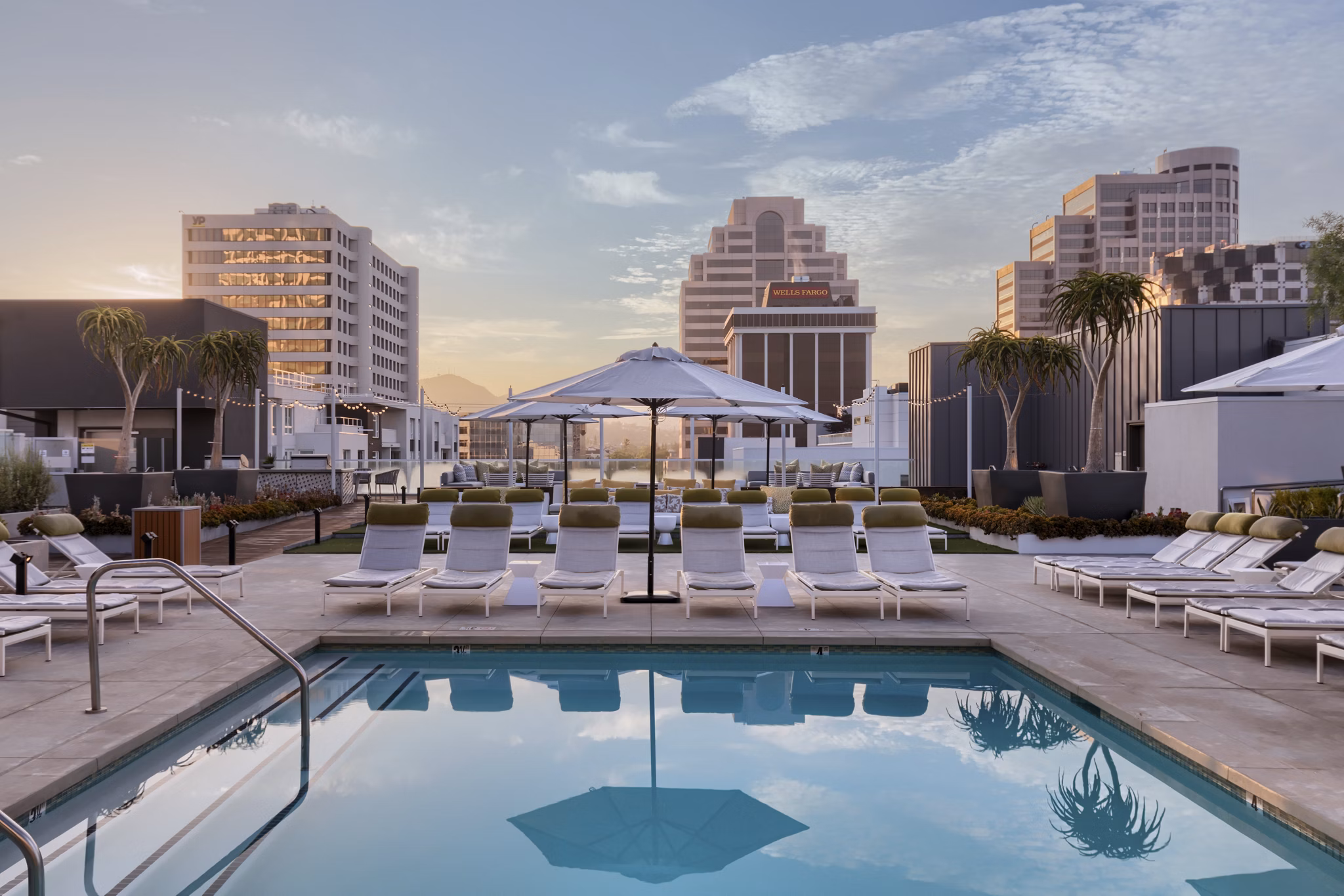 Altana Apartments: Luxury pool area at modern Greystar community