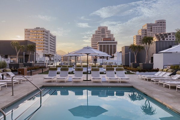 Altana Apartments: Luxury pool area at modern Greystar community