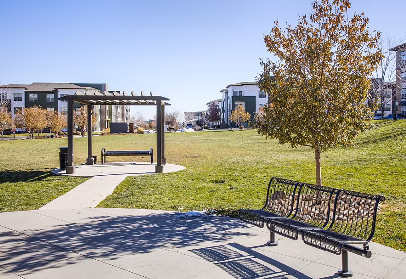 RockVue Apartments: Scenic courtyard with lush landscaping in Broomfield