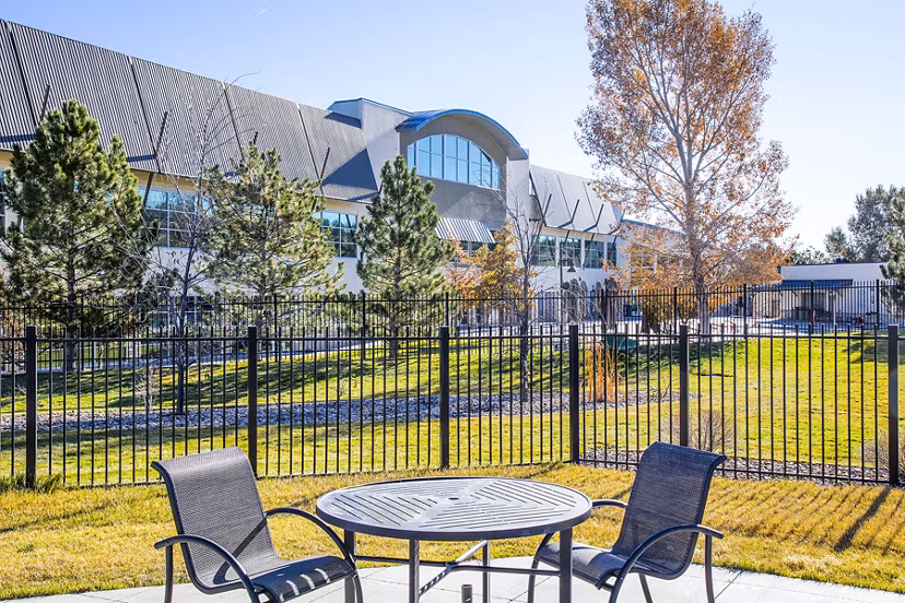 RockVue Apartments: Serene courtyard with green spaces and seating areas in luxury Lafayette community