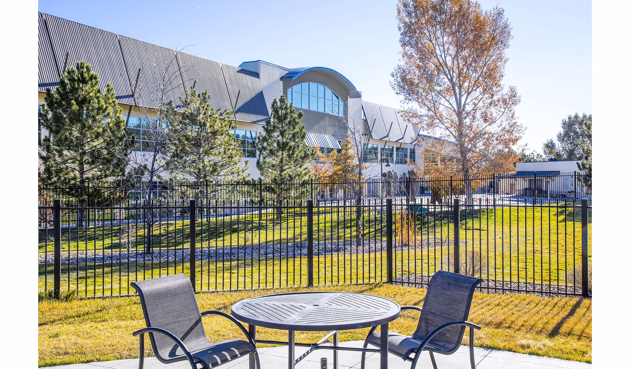 RockVue Apartments: Serene courtyard with green spaces and seating areas in luxury Lafayette community