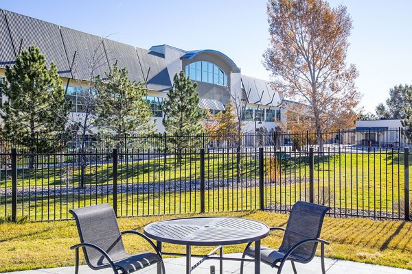 RockVue Apartments: Serene courtyard with green spaces and seating areas in luxury Lafayette community