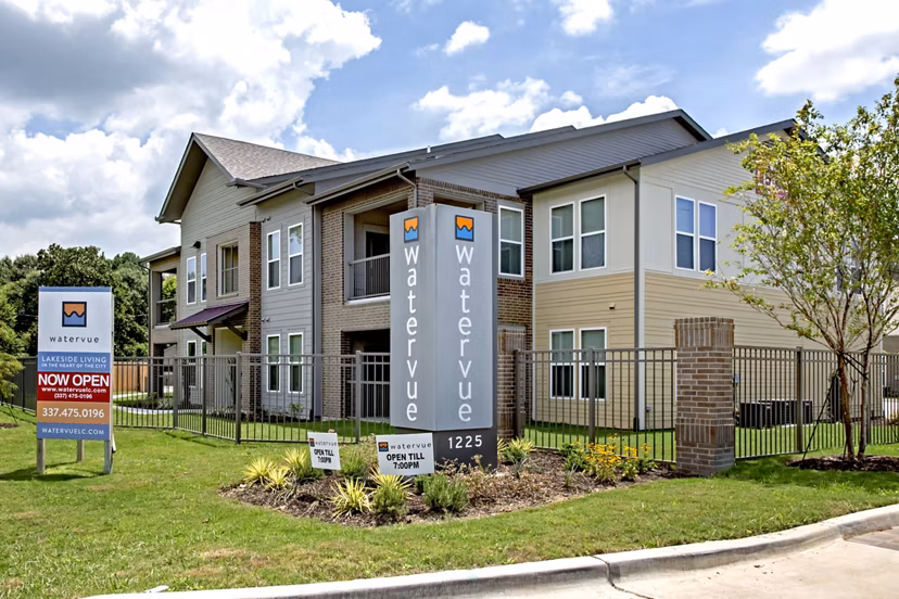 Watervue Apartments: Luxury waterfront with modern design in Houston