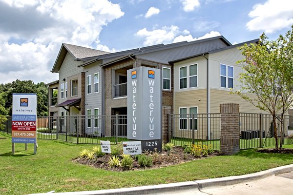 Watervue Apartments: Luxury waterfront with modern design in Houston
