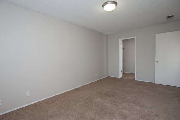 Sheridan Park Apartments: Cozy bedroom with modern decor and ample natural light