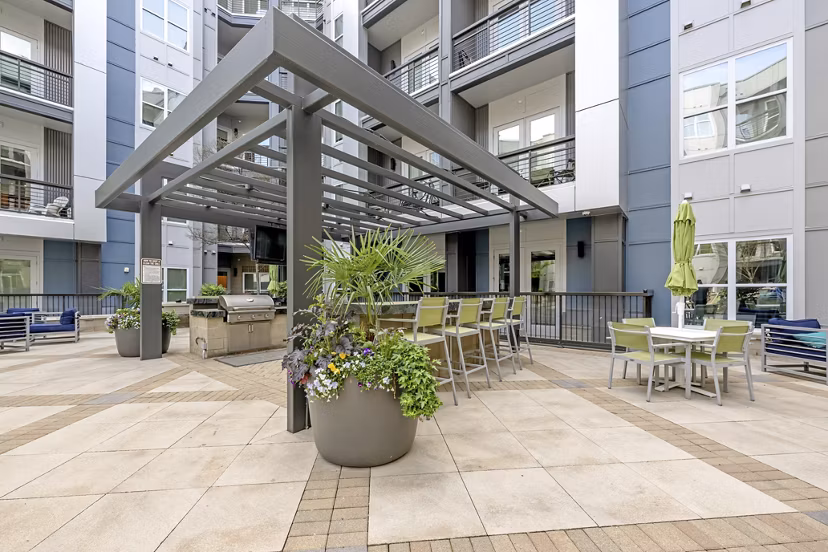 grill area at Circa Uptown Apartments
