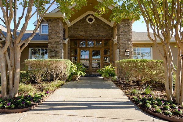 The Ravinia: Elegant mid-rise apartments with lush landscaping in the heart of the city