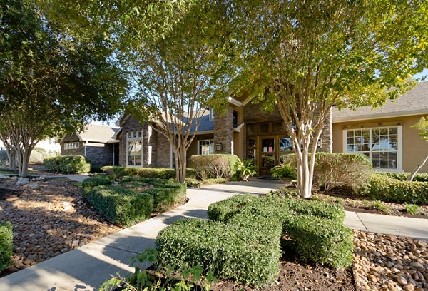 The Ravinia Apartments: Elegant facade of luxury apartments in suburban Atlanta