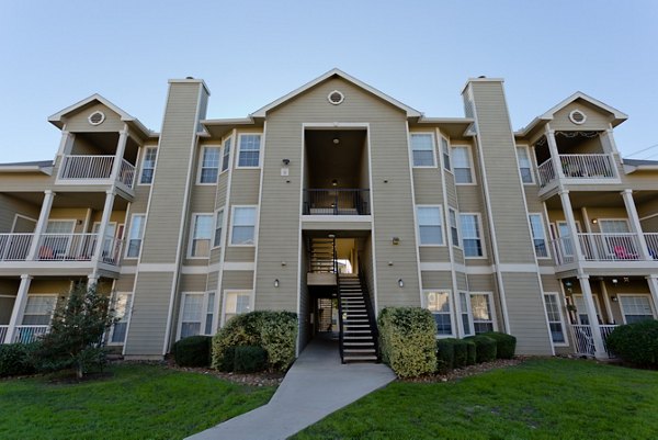 exterior at The Ravinia Apartments