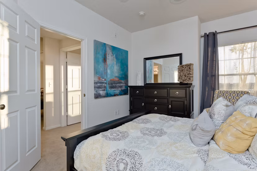 Cozy bedroom with modern furnishings at The Ravinia Apartments