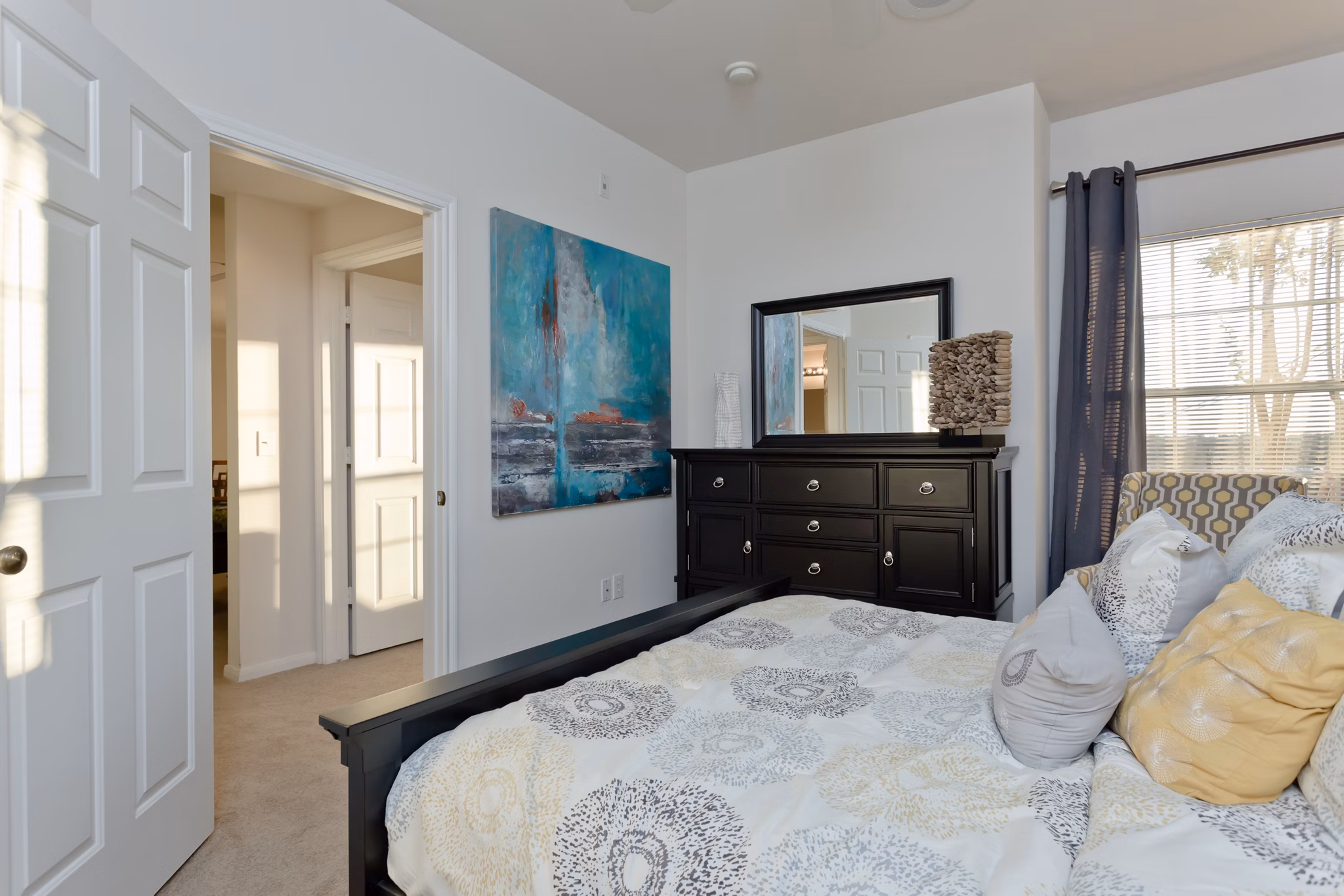 Cozy bedroom with modern furnishings at The Ravinia Apartments