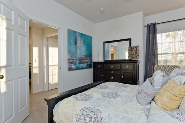 Cozy bedroom with modern furnishings at The Ravinia Apartments