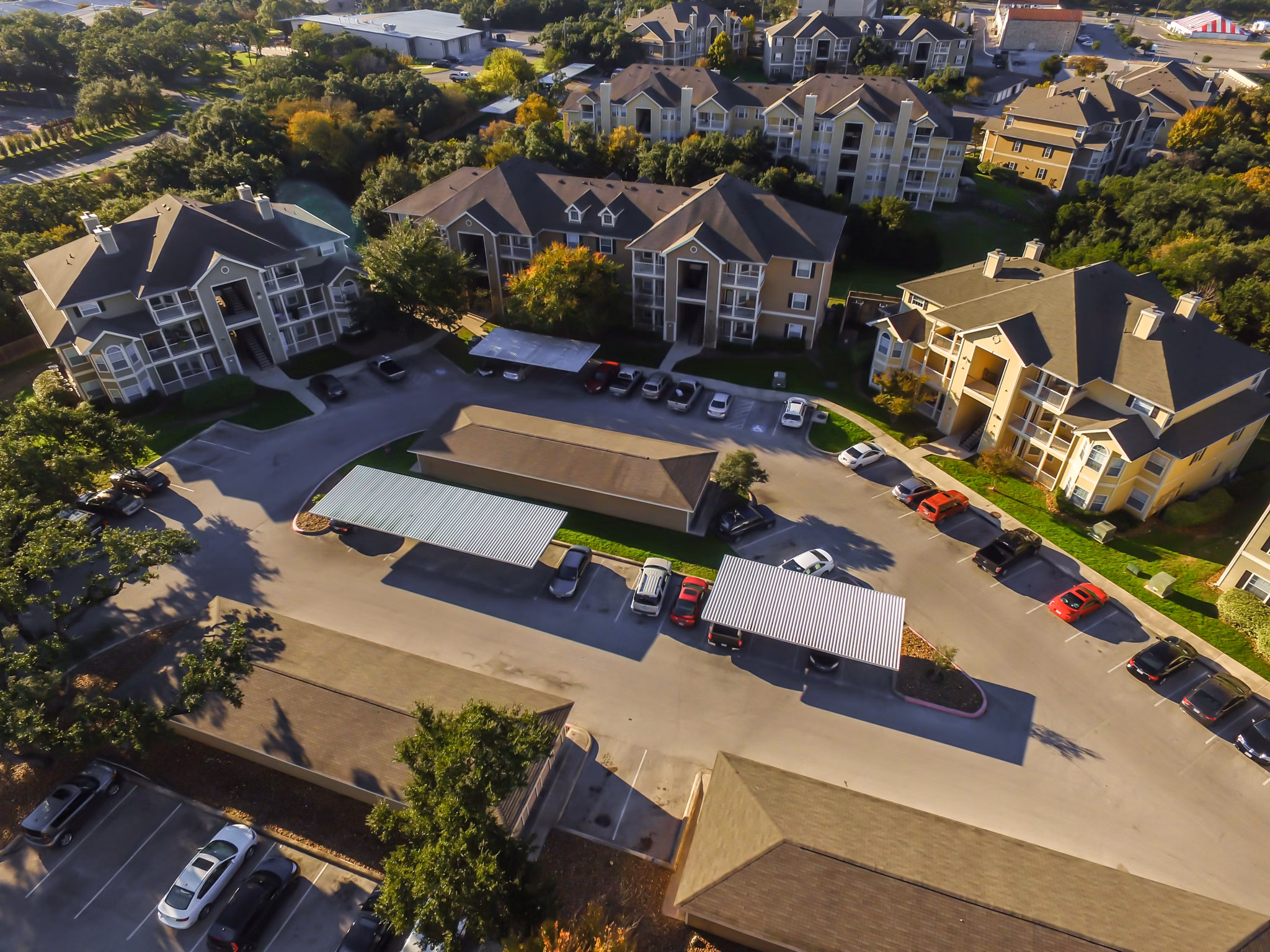 Ravinia Apartments: Panoramic view of luxury high-rise near city park