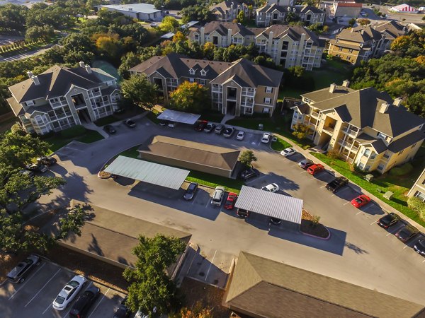 Ravinia Apartments: Panoramic view of luxury high-rise near city park