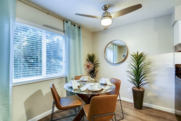 dining room at Park Place at 92nd Apartments