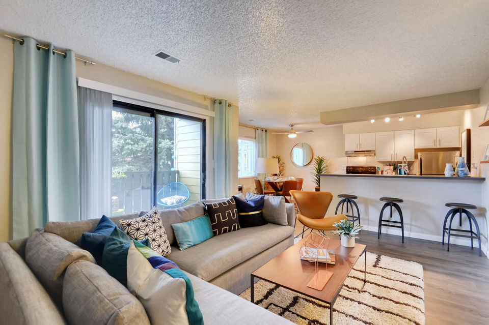 Spacious living room with modern dÃ©cor at Park Place at 92nd Apartments