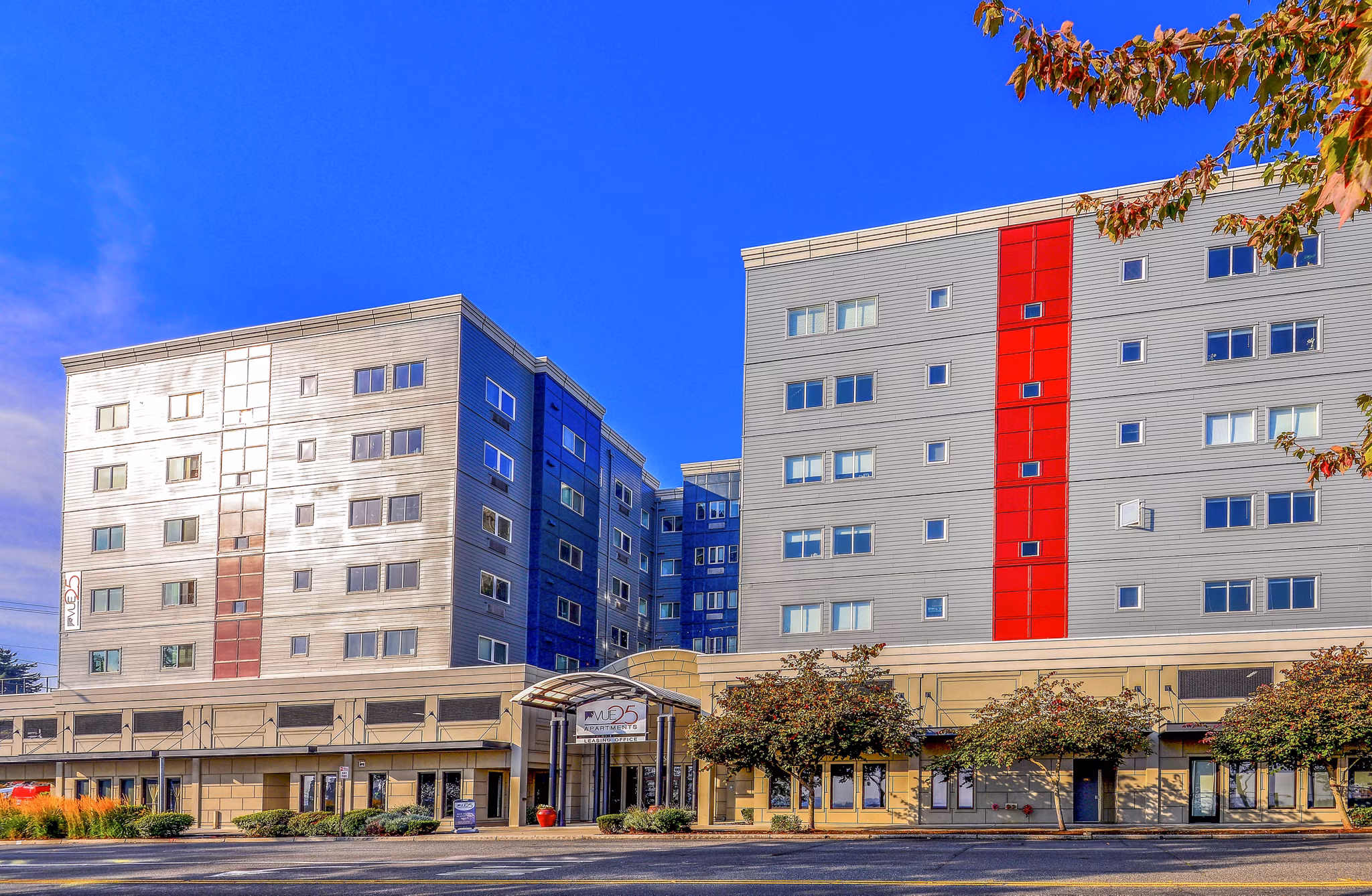 VUE25 Apartments: Contemporary design apartment building with landscaped surroundings in Tacoma
