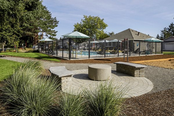 Courtyard area with landscaped gardens at Lineage at Willow Creek Apartments, a luxury Greystar property