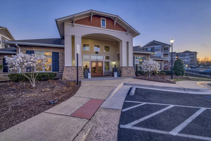 River Oaks Apartments: Stylish of luxury apartments in a serene suburban setting