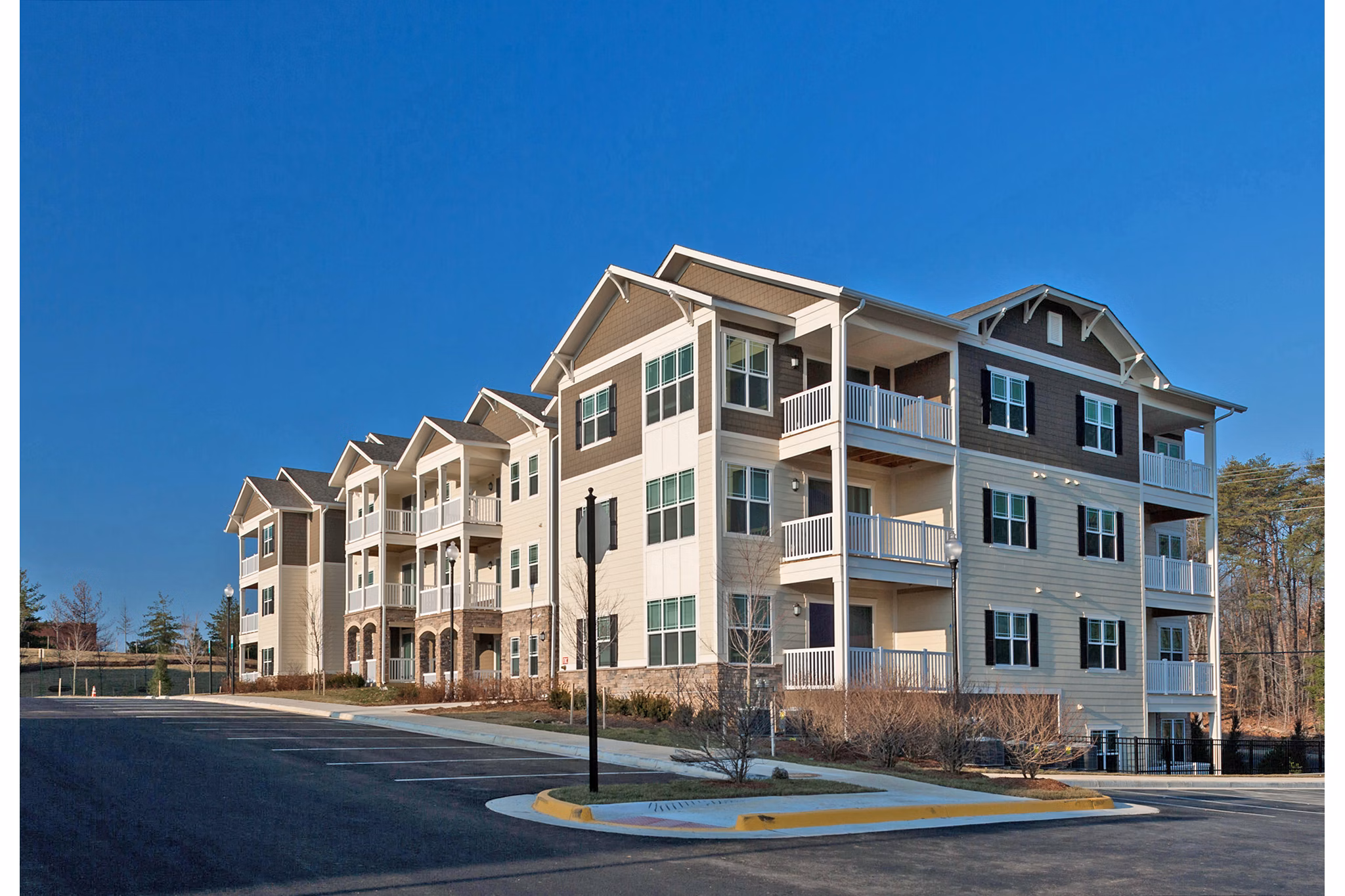 River Oaks Apartments: Contemporary luxury apartments with landscaped in prime urban setting