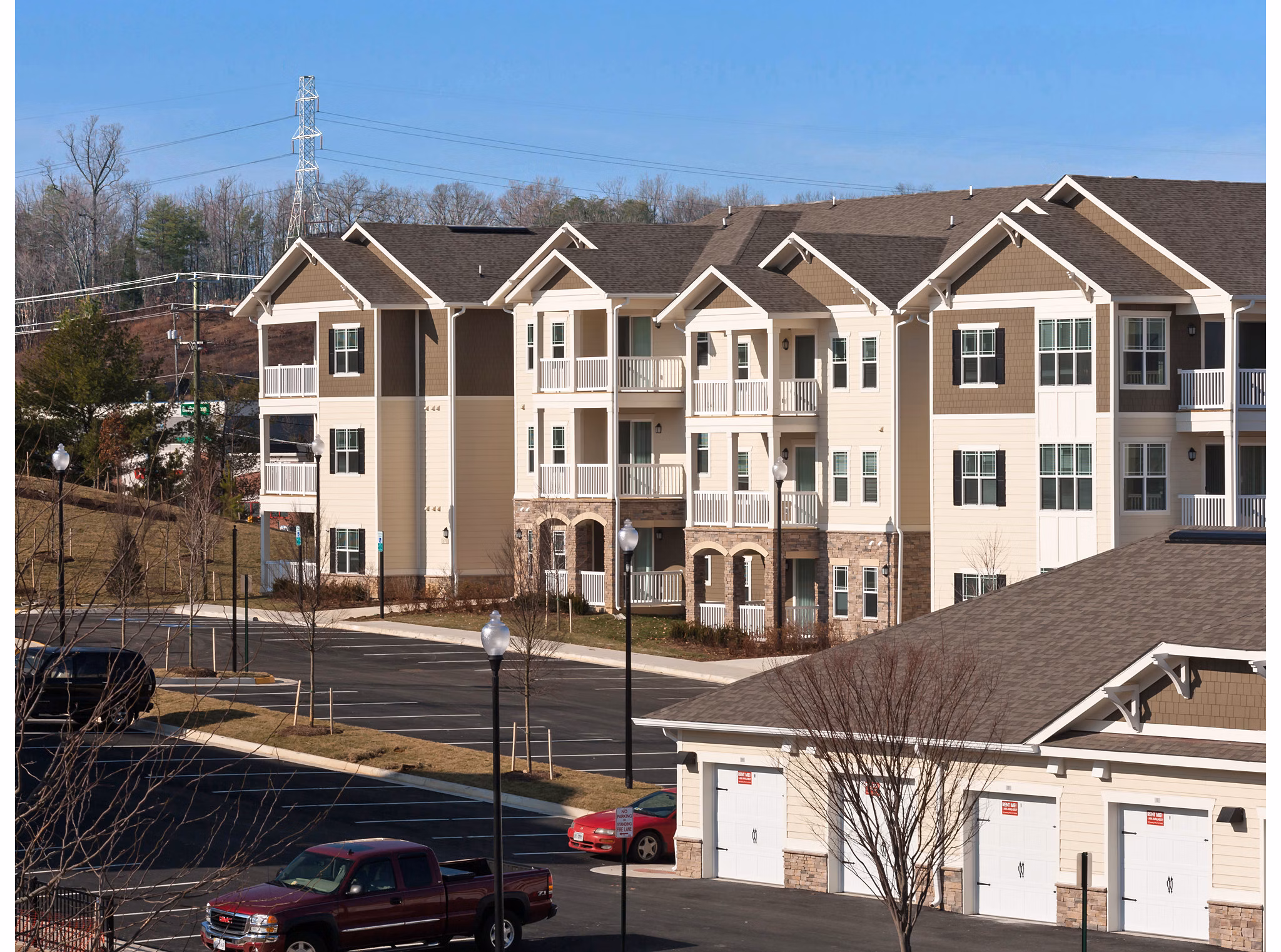 River Oaks: Luxury apartments with stunning design in a serene neighborhood