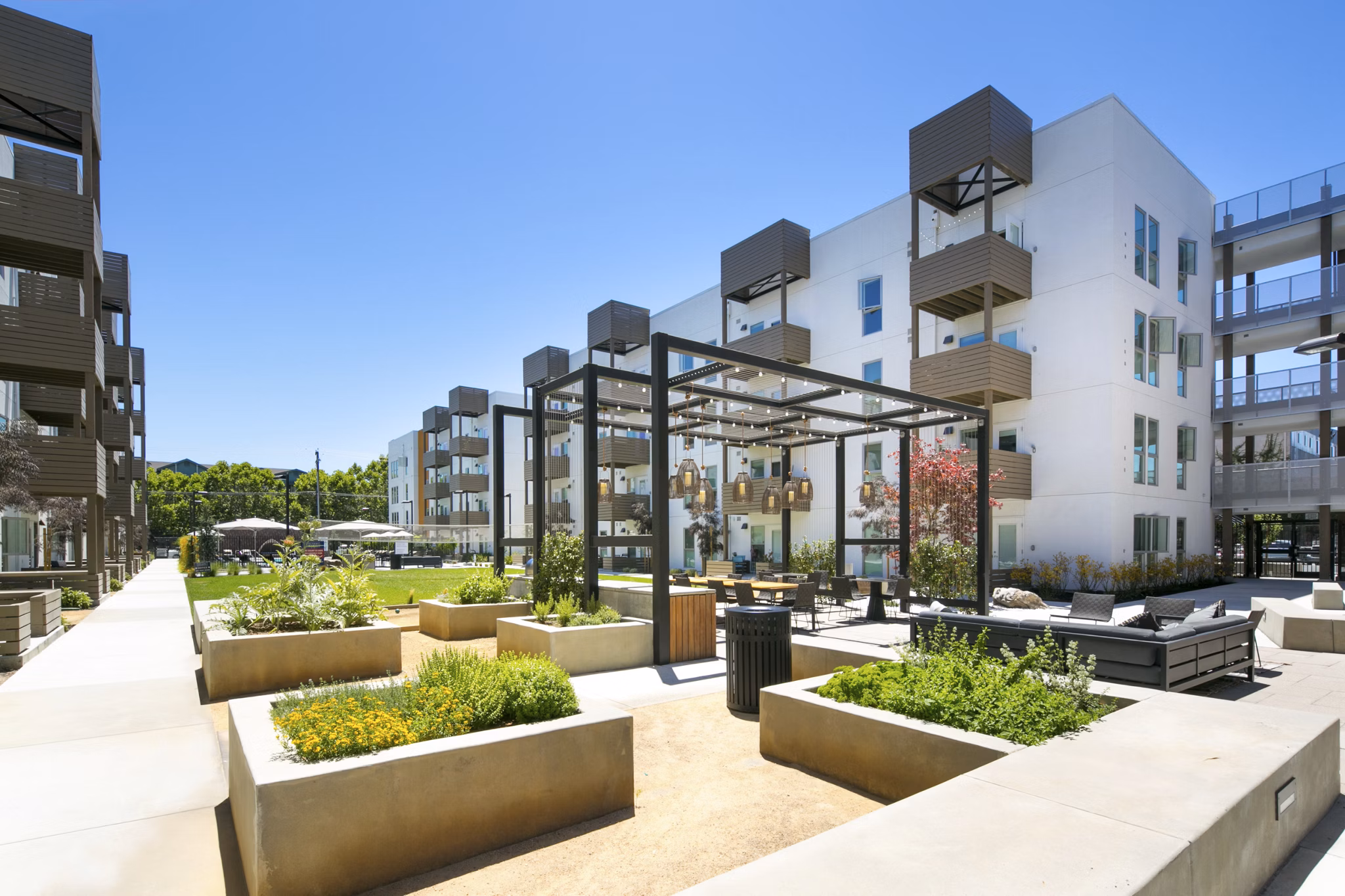 Courtyard at Foundry Commons: Modern outdoor space with lush greenery and seating areas for relaxation and social gatherings in Santa Fe