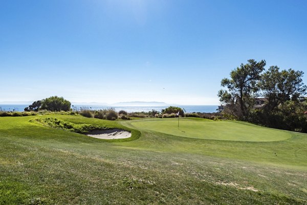 Avana Rancho Palos Verdes: Elegant view of luxury apartments in a serene community