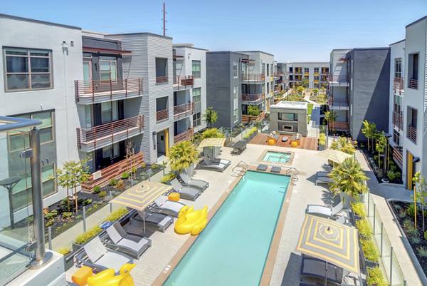 pool at Elan Menlo Park Apartments