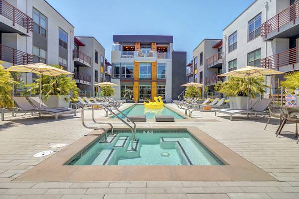 pool at Elan Menlo Park Apartments