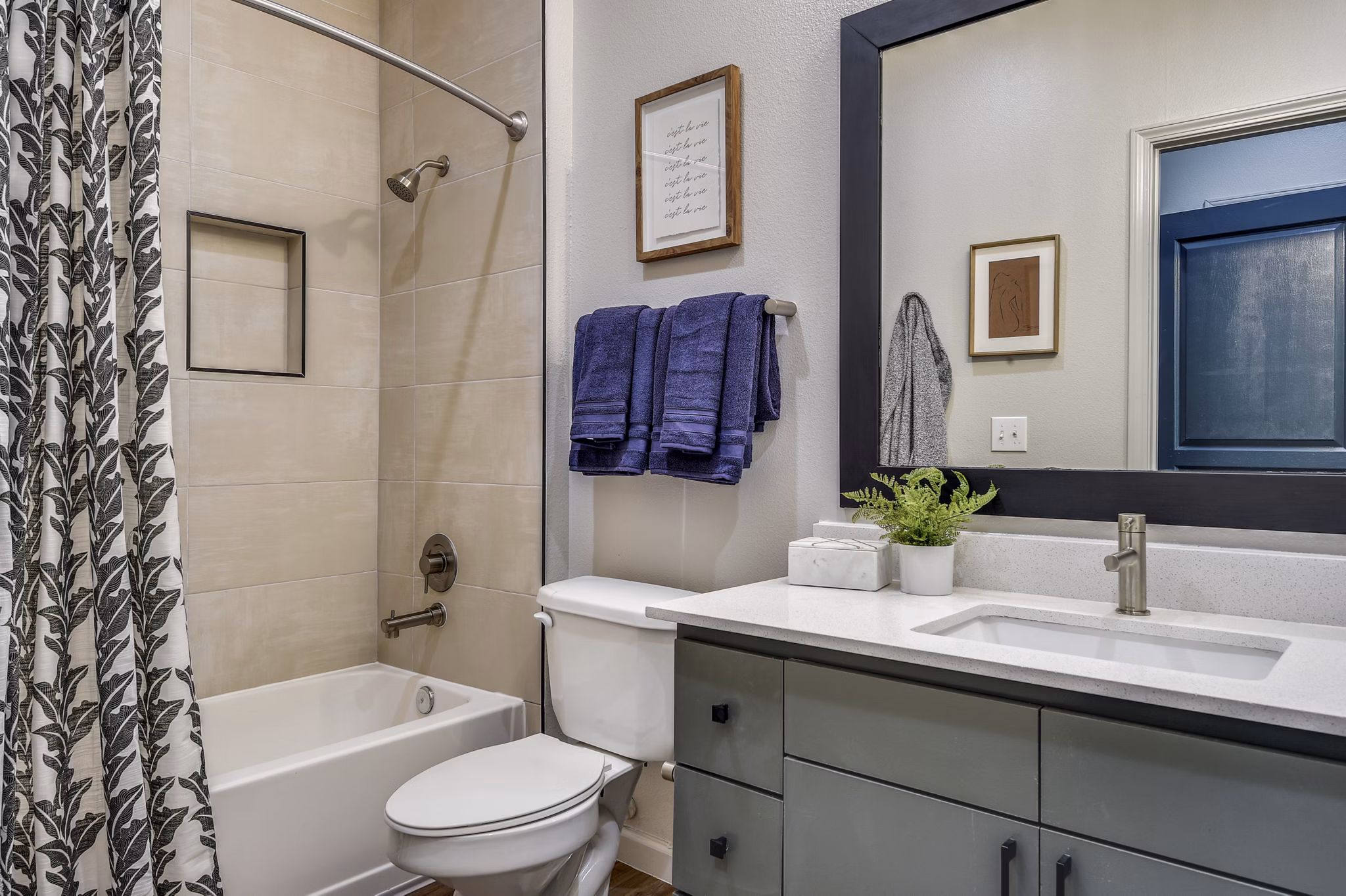bathroom at La Maison River Oaks Apartments